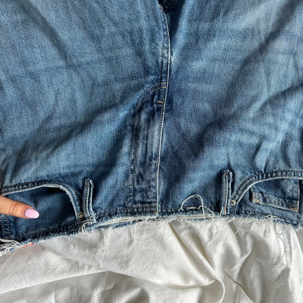 Skit snygga blåa raka jeans med ”avklippt” del där uppe ( köpte dem så, del av designen) så fina men får inte lika mycket andvändning av dem längre. Storlek 40. Sitter low waist. Jag brukar ha på mig 38 ibland 40. . Jeans & Byxor.