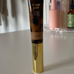 Bronzer/ contour  - säljer denna då den inte riktigt va min färg, den är använd två gånger så applikatorn ser väldigt använd ut men den är inte de❤️