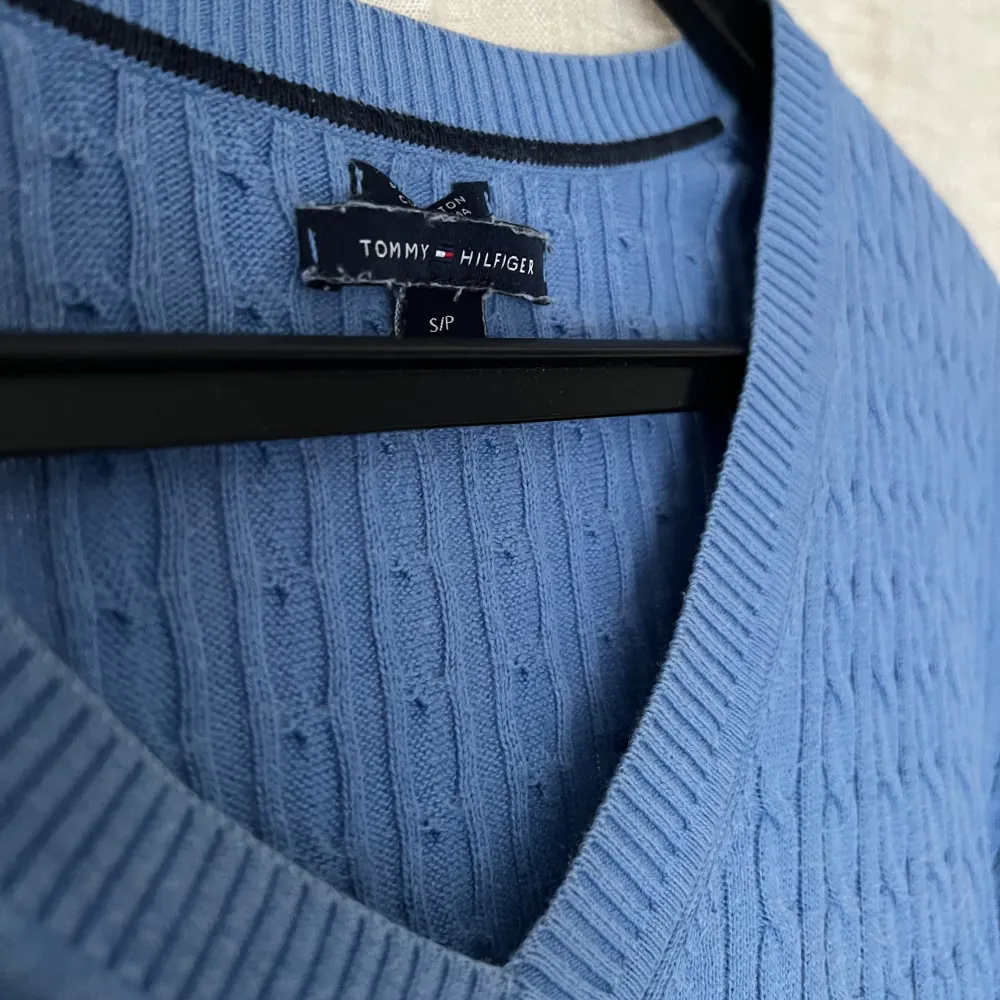 En blå Tommy Hilfiger tröja i storlek S . Tröjor & Koftor.