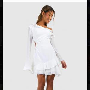 Helt ny vit klänning som passar perfekt till student, sommar mm. Ny med prisfall från boohoo Strl 8 (36) 