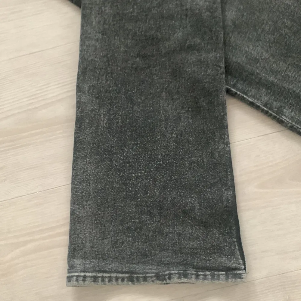 Säljer dessa jeans som jag har haft i min garderob flera månader som jag aldrig har haft användning till. Precis som nyskick eftersom dom är helt oanvända, dom är i stolek 34. Jeans & Byxor.