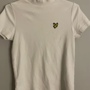 LYLE SCOTT t-shirt - Snygg tröja. Använt typ en gång. Skriv om ni vill ha fler bilder. Köpte för 300kr 