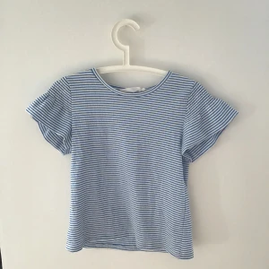 Fin blå topp  - Jätte fin blå topp från mango, helt ny endast testad  Storlek XS men skulle säga att den även passar S💞