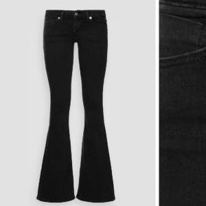 Säljer nu mina nästintill oanvända only jeans, köpa på Zalando. Säljer pga av att de var lite försmå i midjan. Lågmidjade bootcut jeans. Somsagt är det nästintill onvända och ser helt nya ut.💕 köparen står för frakt. Hör gjärna av er!💕