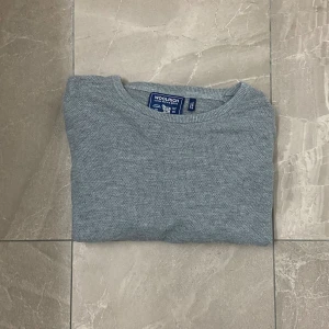 Woolrich tröja - Riktigt snygg woolrich tröja i toppskick!|storlek:M|nypris:ca1899kr vårt pris:399kr|modellen på bilden är 180cm| hör gärna av er vid funderingar, Mvh!🐑