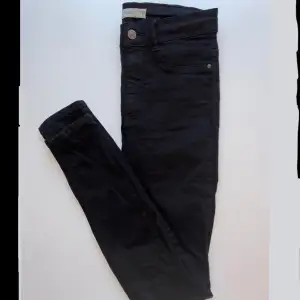 Svarta Molly jeans, använt skick. Finns i petite också