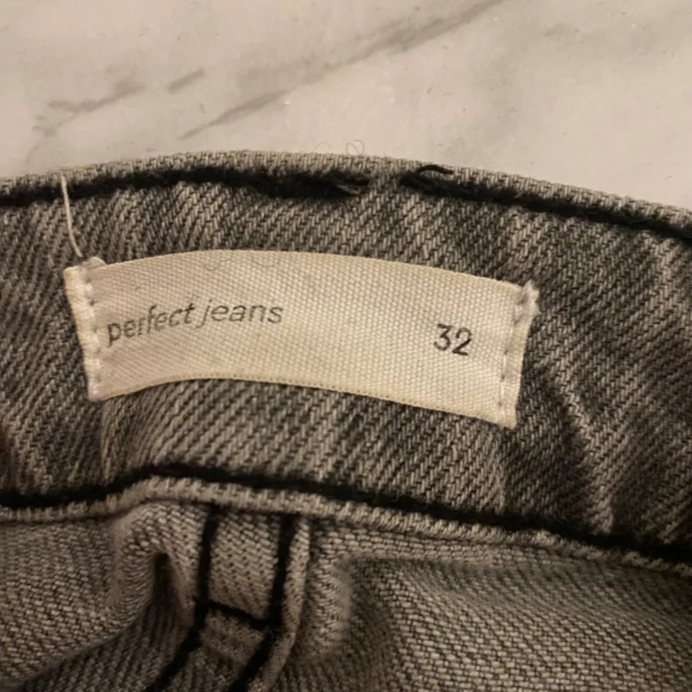 Nästan aldrig använda då dem är för korta för mig! Jättebra skick. Jeans & Byxor.