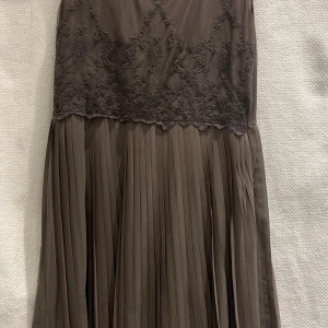 Fin grå klänning från Esprit - Fin grå klänning från Edc by Esprit.  Underdel i två lager, dragkedja i sidan.   Strl: 34