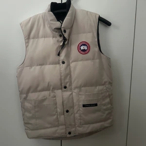 Canada goose väst - Säljer nu min beige canada goose väst då jag har köpt en ny som ni kan senap tredje bilden. Äkta såklart.❗️KEMTVÄTTAT TVÅ GÅNGER❗️ Cond 7/10, du får med påse och tags. Pris kan diskuteras vid snabb affär. 