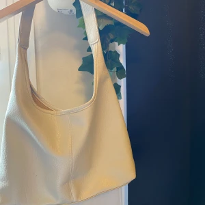 Beige läder väska - (Inte riktigt läder?) i nyskick, knappt använd! den är mer krämvit än beige! 🙌🏼