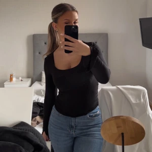 Gina topp - En favorit i garderoben, passar till allt, älskar passformen och slitsen vid armarna.🖤 