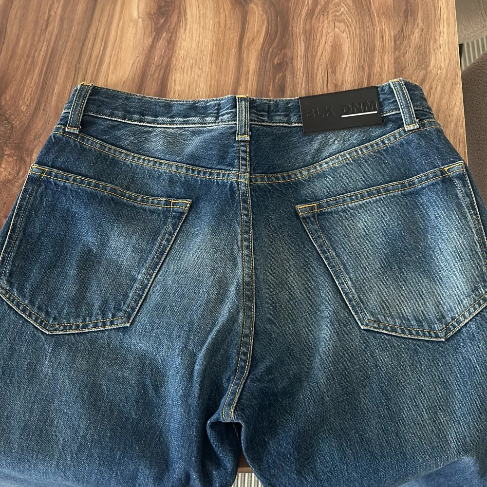 Säljer dessa snygga jeans! De har aldrig blivit använda, så skicket är jättebra. Storlek 29/32. Jeans & Byxor.