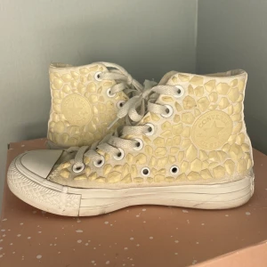 Unika Converse - Vita converse med beige/gula ”stenar”. Skorna är i bra skick, men med tecken på användning, dessa syns på bilderna💌