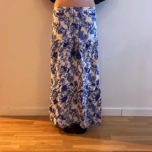 Långkjol - Super fin långkjol som är köpt på Lindex men säljs inte längre där. Kjolen är i storlek xs och är mörkblå samt vit. Pris kan diskuteras.❣️❣️