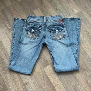 Säljer mina Lågmidjade flare jeans med coola fickor då dom inte kommer till användning. Dom är i bra skick förutom slitningarna nere vid den bakre delen på byxbenet. Det är bara att skriva för fler bilder, mått eller andra frågor💓