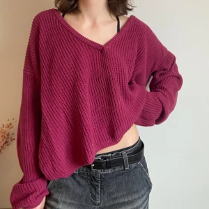 Rosa stickad tröja  - Mysig tröja i gott skick, från NAKDxJosefin Ekström. 