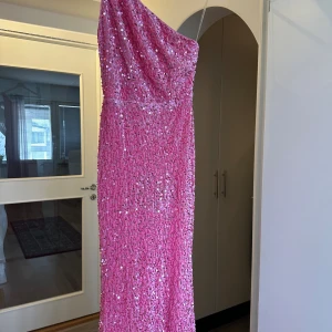 Balklänning  - Super fin balklänning, aldrig använd.