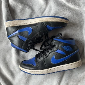 Jordan 1 blue - Jordnas, storlek 43, nypris 2200, bra skick då skorna inte är slitna och knappt använda.
