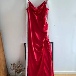 Klänning endast använd en gång på Prom i USA! Silkesmaterial, amerikanska mått men typ storlek M. Slits på vänster sida. 