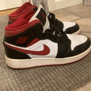 Skor - Jordans säljer dom för att dom är för små och inte använder dom