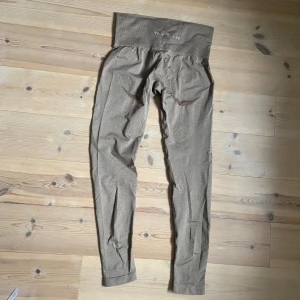 Nvtgn contour seamless leggings  - I färgen mocha, stl S, använda mycket så de är lite noppriga på vissa ställen