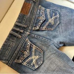 Säljer mina älskade jeans från Amethyst! Dessas sitter som en smäck, jeansen har inga skador, är i nyskick och är så trendiga nu. Köpt för 1400kr, priset går att diskutera, skriv privat för flera bilder.☺️