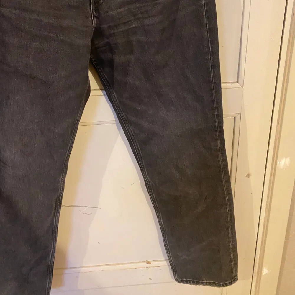 Supersnygga jrans från zara. Köpt 2022 men bara använda fåtal gånger! Storlek 42 men jag upplever att zaras jeans är små i storleken så passar 40 också!💖dom populära midrise straight jeansen. Jeans & Byxor.