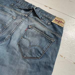 vintage levis jeans i modell ”503 loose” lite chill sådärz. baggy osv, lägger sig fint över dojjorna.