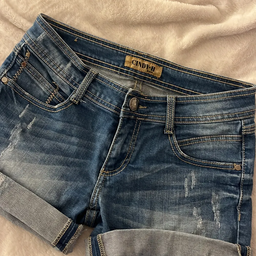 Supersnygga lågmidjade jeansshorts som jag hade tänkt klippa av vid låren. Tyvärr passar de inte för lite kurviga kroppar:(  Dessa hade varit så fina till sommaren och säljer som de är så att man kan klippa dem själv om man vill❣️ S:T36 upsk t (32/34). Shorts.