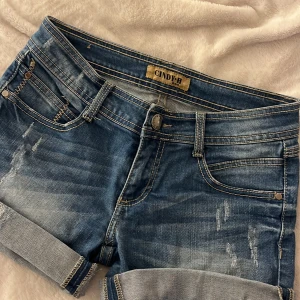 Lågmidjade jeansshorts! - Supersnygga lågmidjade jeansshorts som jag hade tänkt klippa av vid låren. Tyvärr passar de inte för lite kurviga kroppar:(  Dessa hade varit så fina till sommaren och säljer som de är så att man kan klippa dem själv om man vill❣️ S:T36 upsk t (32/34)
