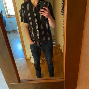 Strand skjortor - Två strandskjortor, en från zara (blå) beiga (primark) ena i linne. Perfekt till ett strandhäng. Modellen är 178. Hör av er vid funderingar!