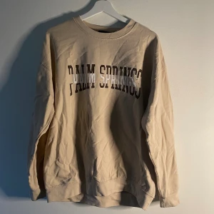 Beige sweatshirt  - Storlek S, väldigt bra skick med inga defekter alls, lite stor i stoleken, passar som M.