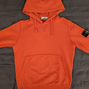 Stone Island hoodie - Stone Island hoodie i mycket fint skick. Storlek S. Qr kod finns för att bekräfta äkthet. Skriv vid frågor :)