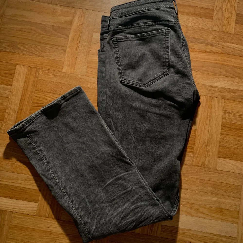 Gråa jeans i bootcut🙌 Köpta från H&M och använda ett flertal gånger så fortfarande i bra skick. . Jeans & Byxor.