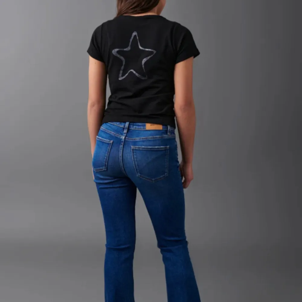 Säljer mina mörkblå bootcut jeans från Young Gina nu💗 De är använda ett fåtal gånger men har mycket kvar att ge. Ny pris 300kr.  De är sjukt snygga men passar inte längre så kontakta vid intresse💫 Pris går att diskuteras och köpare står för frakt💕. Jeans & Byxor.