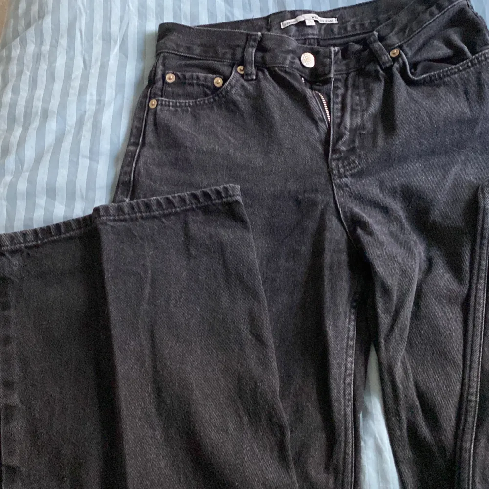 Svarta Junkyard Wide leg jeans i strl 26. Använda men i fint skick. Jeans & Byxor.