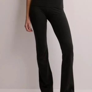 Bootcut mjukis  - Säljer dessa snygga och populära bootcut byxorna från Nelly då de tyvärr var för långa för mig. Helt oanvända med prislappen kvar, nypris 299 🩷  