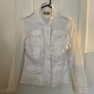 Vit vårjacka  - Snygg vintage vårjacka med fickor på framsidan och cool detalj på axeln!🤍