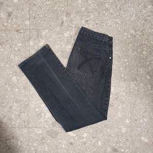 Säljer ett par svart/gråa jeans som använts sparsamt || skick: 8/10 || skriv om du undrar något || 