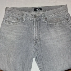 Marc O' Polo (Långbyxor eric) - Säljer ett par oanvända långbyxor av Marc O' Polo. Modell: eric Färg: Ljusgrå Storlek: W33 / L32 Nyskick