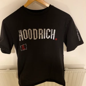 Hoodrich tshirt  - Använt väl, tryck på baksidan är halv tråkigt (därav priset)