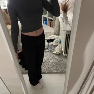 Fest topp  - Långärmad silver topp från MONKI. Mjuk och len på insidan! Använde 2 gånger. Skriv för mer bilder eller info!❤️Öppen för pris förslag!