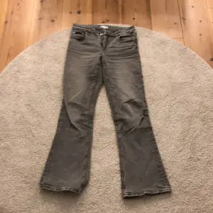 Säljer ett par jeans från Gina pga att de inte används, de är använda men i bra skick!💕 de ser mörkgråa ut men de är ljusgråa!