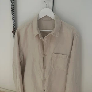 Overshirt - En beige overshirt från uniqlo i storlek M men passa mer L. Användes fåtal gånger, nypris 599 mitt pris 299.