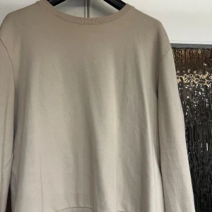 Beige Collegetröja - Beige Tröja aldrig använd i princip. Skriv för fler bilder. Kan möjligen mötas upp i Gbg Mvh Liam😁