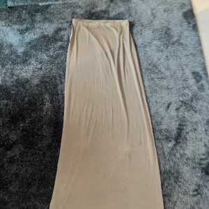 Tajt Maxikjol - Beige maxikjol. Jätte fin basic och passar till allt. Nästan aldrig använd. Otroligt bekväm och strech
