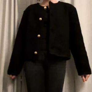 Kofta - Superfin kofta med guldknappar. Jättebra skick! Storlek 158/164 men passar XS-S. Passar till alla olika outfits💕