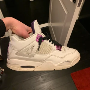 Jordan 4 purple metallic  - Jordan 4 som är helt stilrena! Dom är i ett ganska bra skick men har två märken som inte går bort😔 Men annars inget fel  Vita snören fås med  Pris kan diskuteras  Sko lådan följer med Skriv för mer info! 