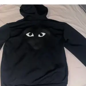 CDG hoodie, svart. Skicka:10/10 knapps använd. Nypris 2200kr.  Storlek S, kan passa M också.