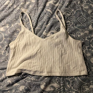 Vitt linne - Det är ett vitt kort linne i ganska bra skick som är köpt på HM, det är ganska v-ringat